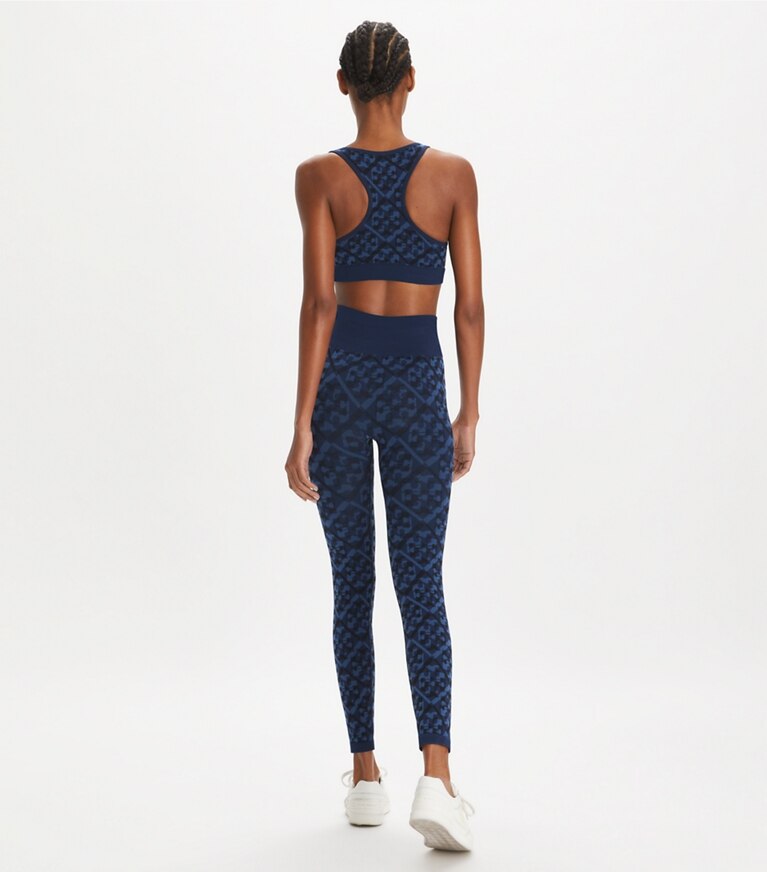 Tory Sport diseñador sujetadores deportivos Sujetador sin costuras de jacquard Prismatic con monograma T en Dark Blue Prismatic T Monogram parte posterior en modelo