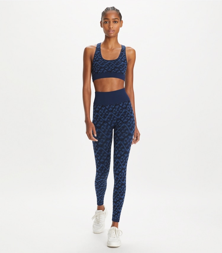 Tory Sport diseñador sujetadores deportivos Sujetador sin costuras de jacquard Prismatic con monograma T en Dark Blue Prismatic T Monogram frente en modelo