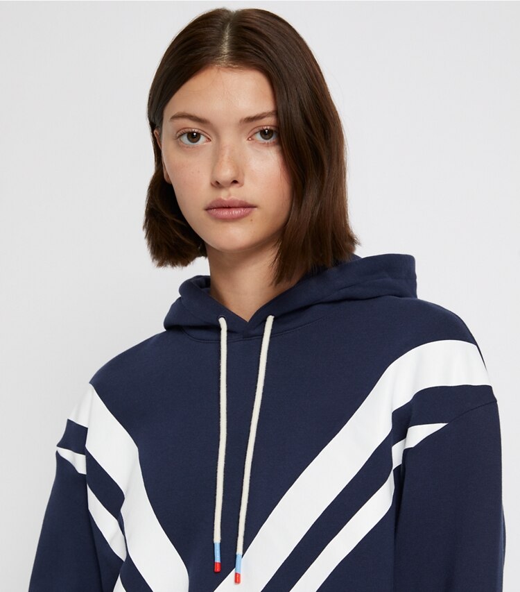 Tory Burch designer sweaters Sweat à capuche à chevrons en molleton in Tory Navy/Snow White on model detail