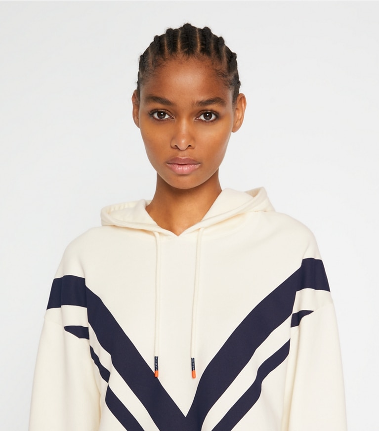 Tory Sport designer sweaters Sweat à capuche à chevrons en molleton in Ivory Pearl/Tory Navy front