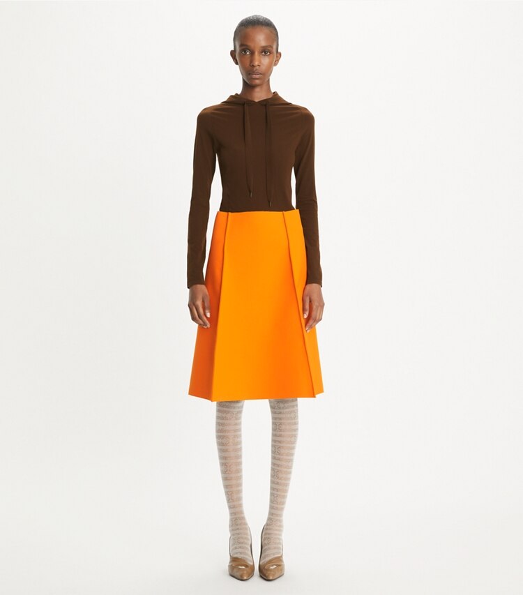 Tory Burch designer sweaters Sweat à capuche en nylon in Cozy Brown sur mannequin, devant