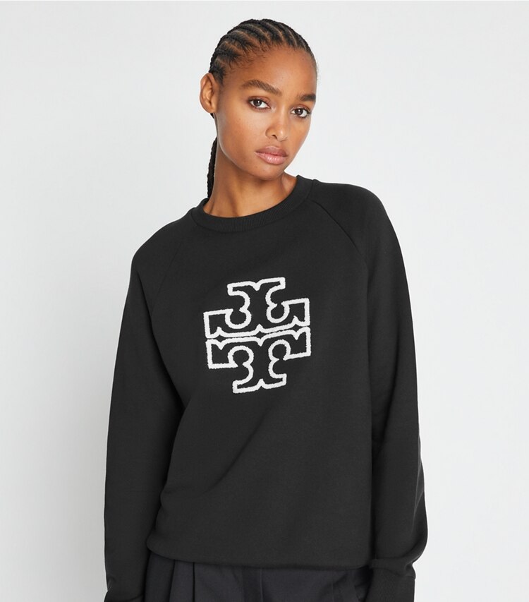 Tory Burch designer sweaters Sweat-shirt logo à col rond et manches raglan en molleton et mérinos in Black on model detail