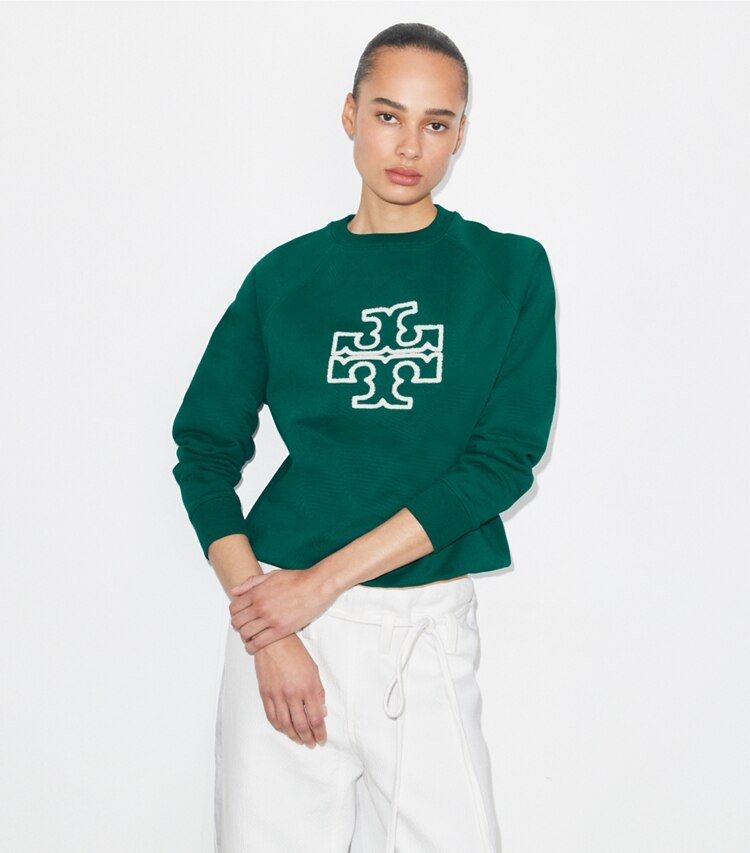 Tory Burch designer sweaters Sweat-shirt logo à col rond et manches raglan en molleton et mérinos in Emerald on model detail