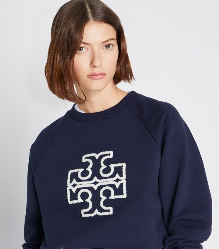 Tory Burch designer sweaters Sweat-shirt logo à col rond et manches raglan en molleton et mérinos in Tory Navy on model detail