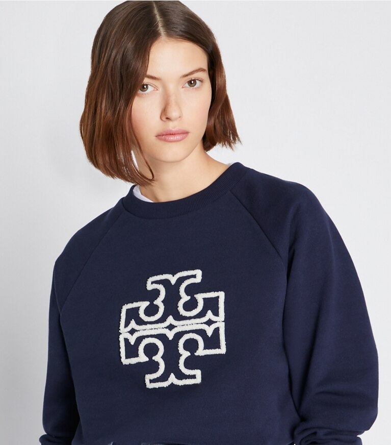 Tory Burch designer sweaters Sweat-shirt logo à col rond et manches raglan en molleton et mérinos in Tory Navy on model detail