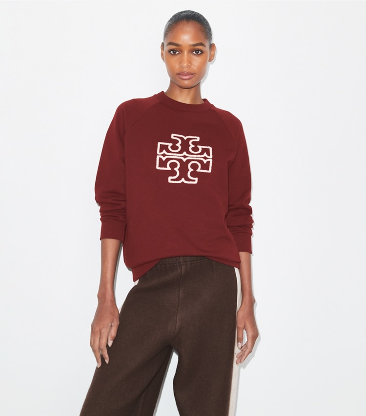 Tory Burch designer sweaters Sweat-shirt logo à col rond et manches raglan en molleton et mérinos in Dark Sangria on model detail