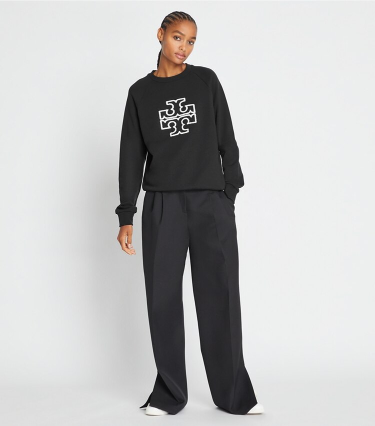 Tory Burch designer sweaters Sweat-shirt logo à col rond et manches raglan en molleton et mérinos in Black sur mannequin, devant