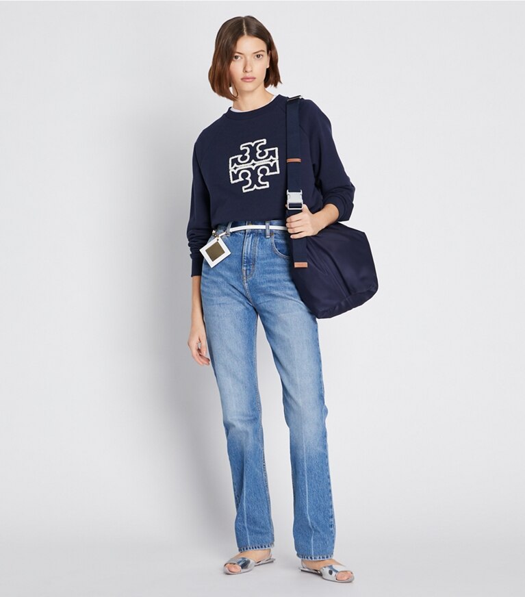 Tory Burch designer sweaters Sweat-shirt logo à col rond et manches raglan en molleton et mérinos in Tory Navy sur mannequin, devant
