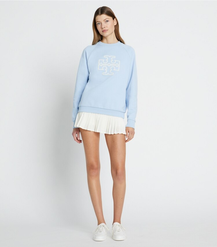 Tory Burch designer sweaters Sweat-shirt logo à col rond et manches raglan en molleton et mérinos in Ice Floe sur mannequin, devant