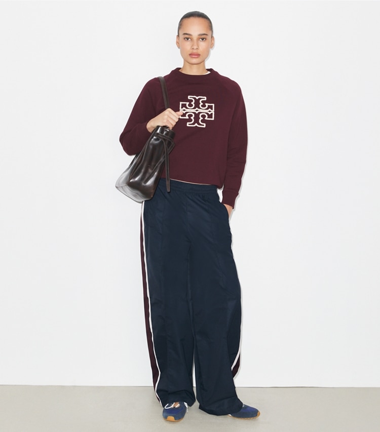 Tory Burch designer sweaters Sweat-shirt logo à col rond et manches raglan en molleton et mérinos in Dark Merlot sur mannequin, devant
