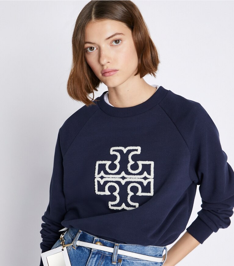 Tory Burch designer sweaters Sweat-shirt logo à col rond et manches raglan en molleton et mérinos in Tory Navy studio