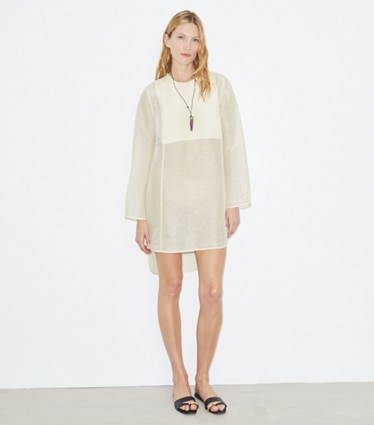 Tory Burch diseñador ropa de playa Túnica de lino en New Ivory frente en modelo