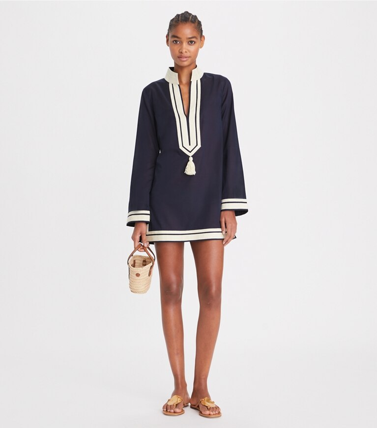 Tory Burch diseñador ropa de playa Túnica Tory de algodón en TORY NAVY frente en modelo