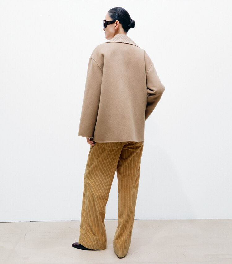 Tory Burch designer コート Tモノグラム ウール ピーコート in Timeless Khaki / T Monogram Combo I on model back