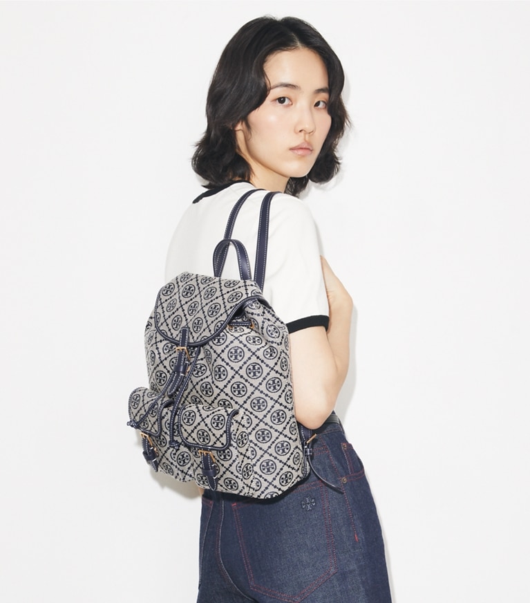 Tory Burch designer バックパック Tモノグラム バックパック in Tory Navy accessory on model