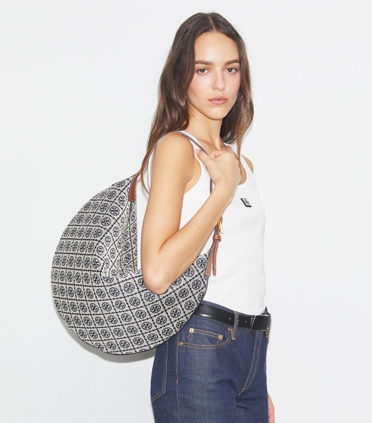 Tory Burch designer ホーボーバッグ Tモノグラム バルーンバッグ in Tory Navy accessory on model