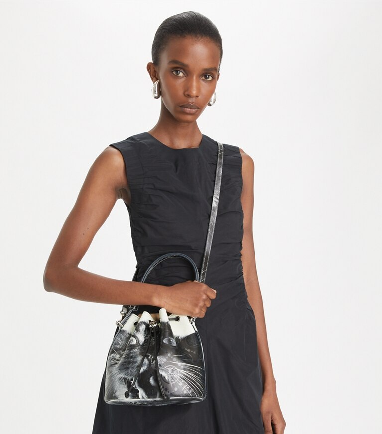Tory Burch designer クロスボディバッグ Tモノグラム キャットプリント バケットバッグ in Gray CAT PORTRAIT angle