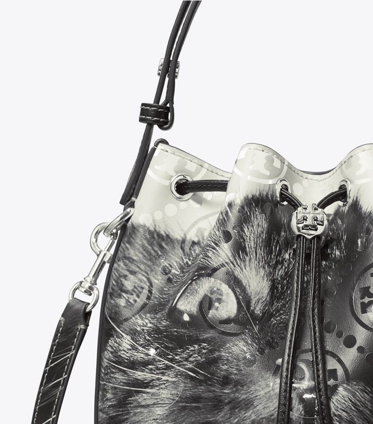 Tory Burch designer クロスボディバッグ Tモノグラム キャットプリント バケットバッグ in Gray CAT PORTRAIT angle