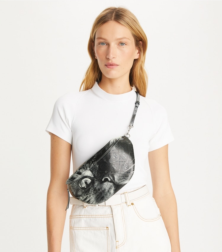 Tory Burch designer ベルトバッグ Tモノグラム キャットプリント ベルトバッグ in Gray CAT PORTRAIT accessory on model