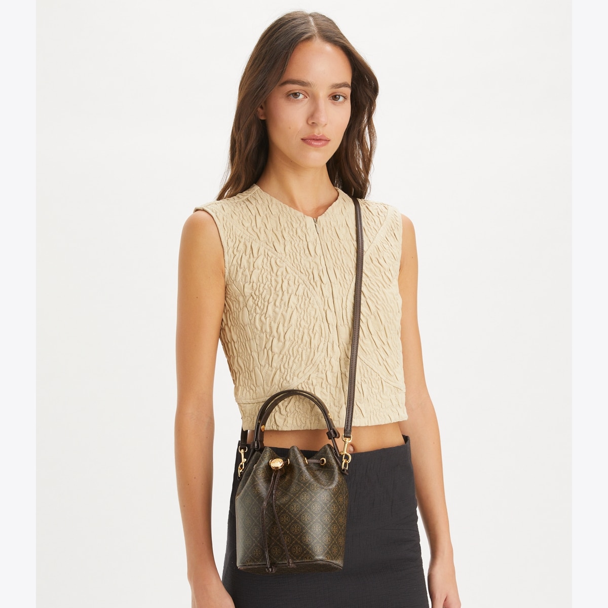 TORY BURCH Tモノクラムミニハケットハック 164889 200 t-monogram-coated-canvas-mini-