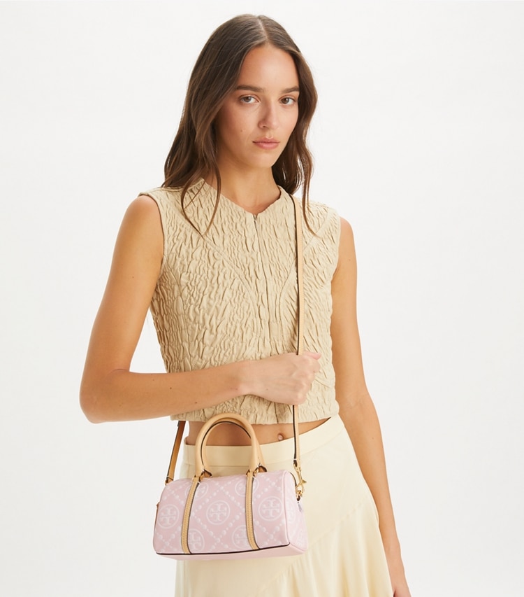 Tory Burch designer クロスボディバッグ Tモノグラム コントラスト エンボス プチバレルバッグ in Powder Pink accessory on model