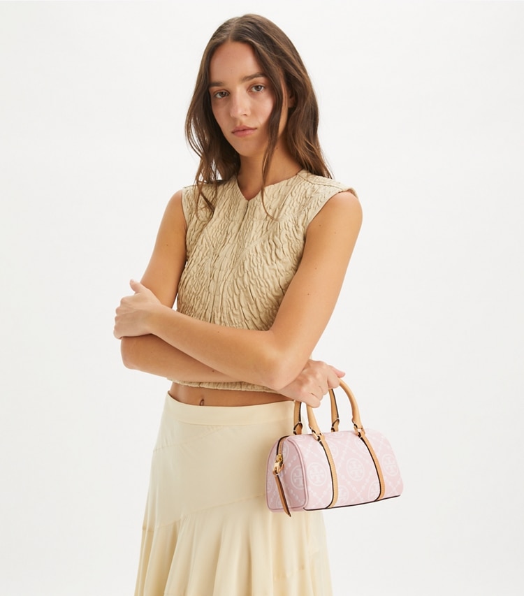 Tory Burch designer クロスボディバッグ Tモノグラム コントラスト エンボス プチバレルバッグ in Powder Pink additional on model