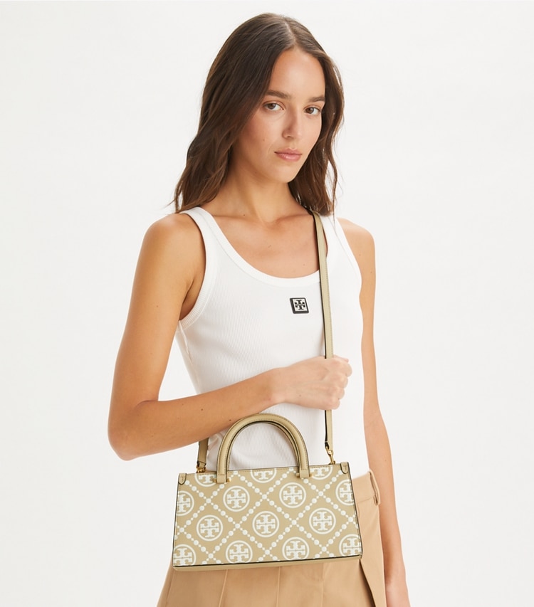 Tory Burch designer サッチェルバッグ Tモノグラム コントラスト エンボス イーストウエスト スモール トートバッグ in Beige accessory on model