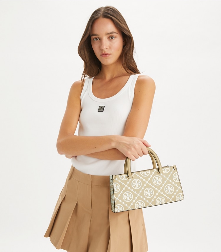 Tory Burch designer サッチェルバッグ Tモノグラム コントラスト エンボス イーストウエスト スモール トートバッグ in Beige additional on model