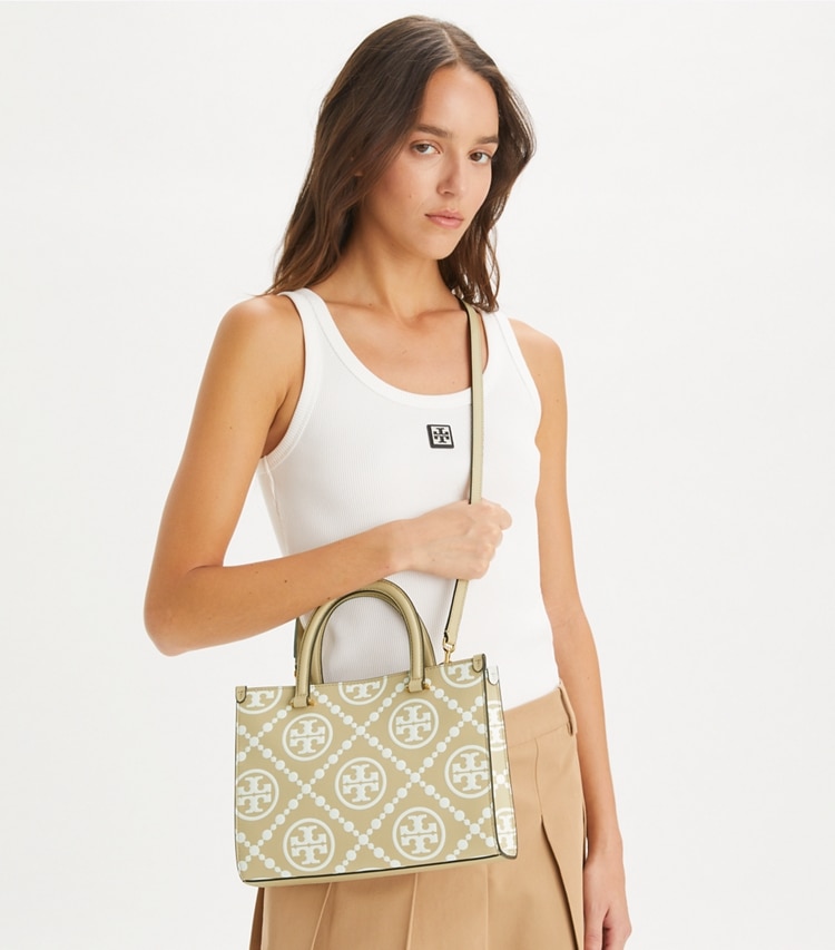 Tory Burch designer トートバッグ Tモノグラム コントラスト エンボス トップハンドル トートバッグ in Beige accessory on model