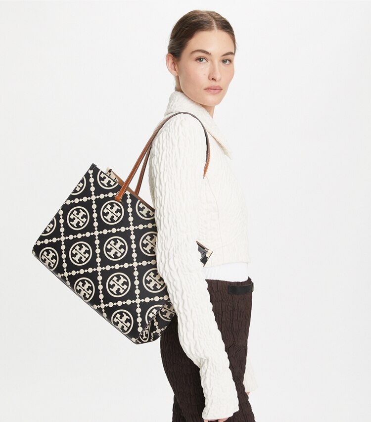 Tory Burch designer トートバッグ Tモノグラム コントラスト エンボス トートバッグ in Black/White accessory on model