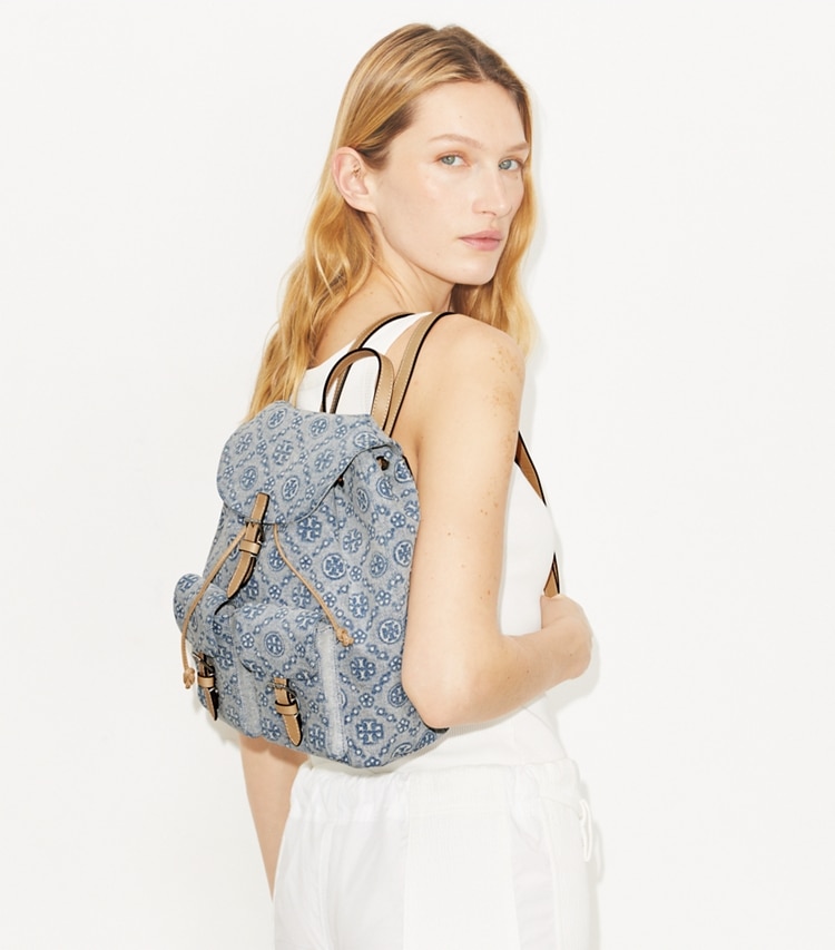 Tory Burch designer バックパック Tモノグラム デニム バックパック in Powder Blue accessory on model