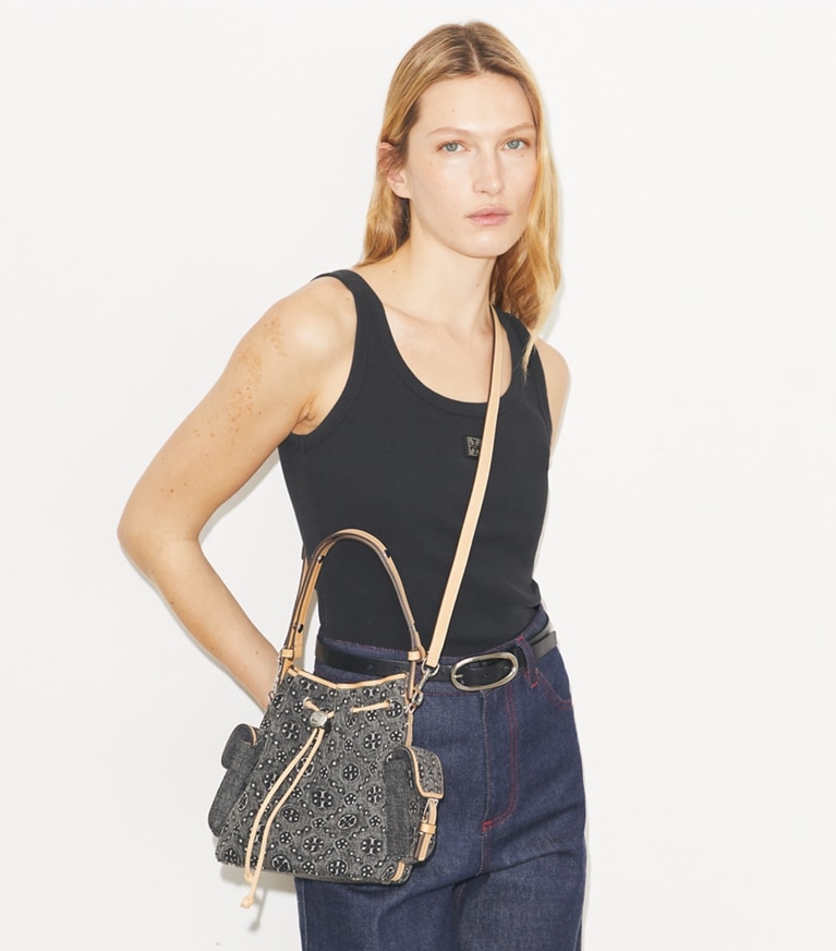 Tory Burch designer クロスボディバッグ Tモノグラム デニム バケットバッグ in Black accessory on model