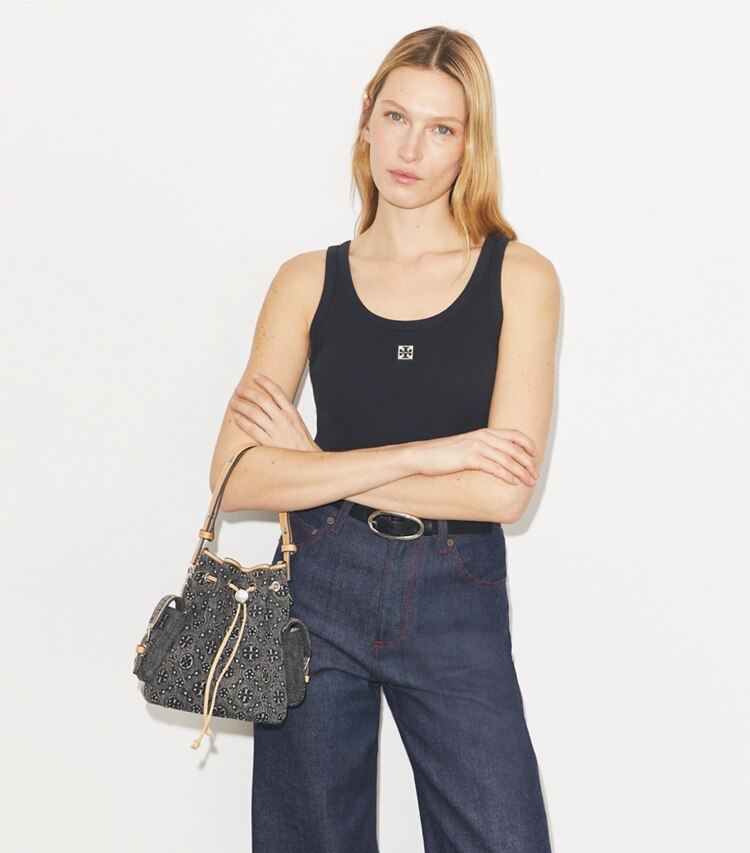 Tory Burch designer クロスボディバッグ Tモノグラム デニム バケットバッグ in Black additional on model