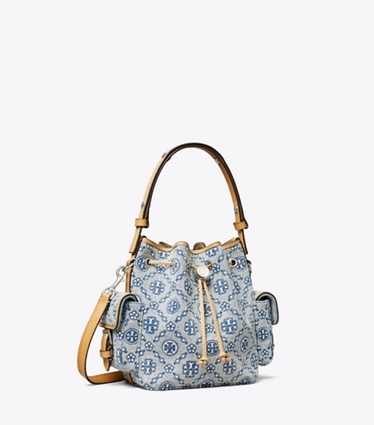 Tory Burch designer クロスボディバッグ Tモノグラム デニム バケットバッグ in Powder Blue angle