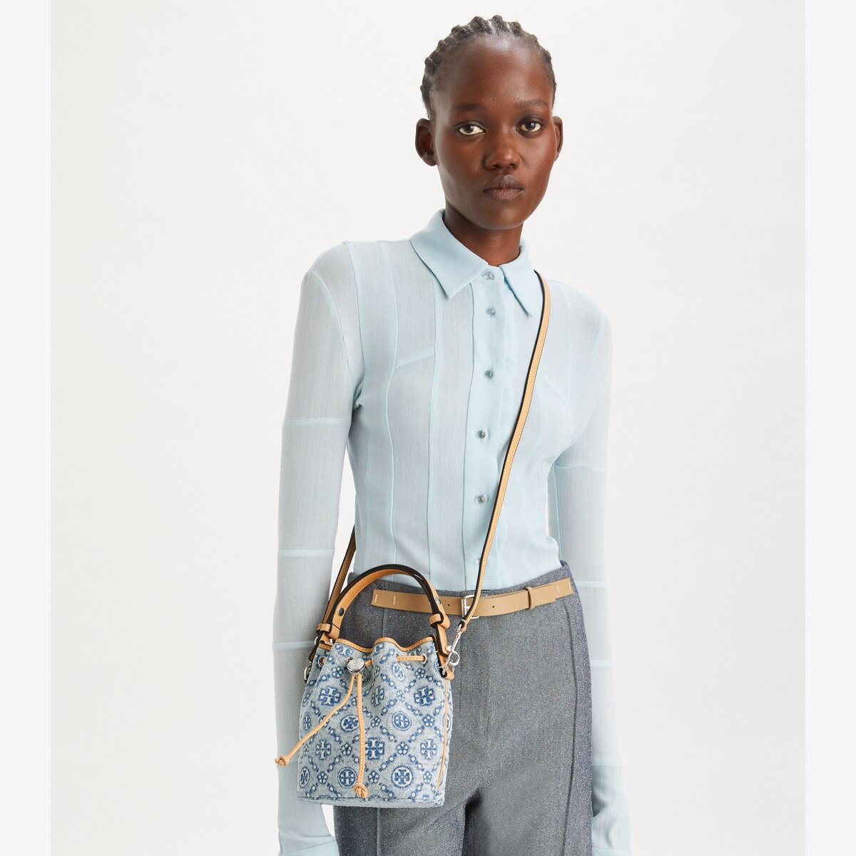 [ToryBurch] Tモノグラムミニバケツバッグ(Tory Navy) T Monogram Denim Mini Bucket Bag: Women's Handbags