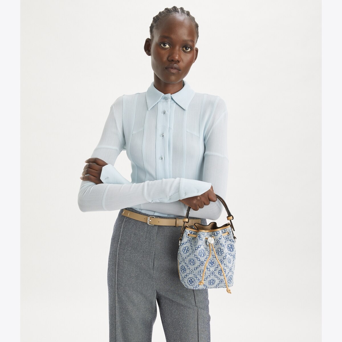 【Tory Burch】 MINI T MONOGRAM DENIM BUCKET BAG ◆国内発送◆ T Monogram Denim Mini Bucket Bag: Women's Handbags