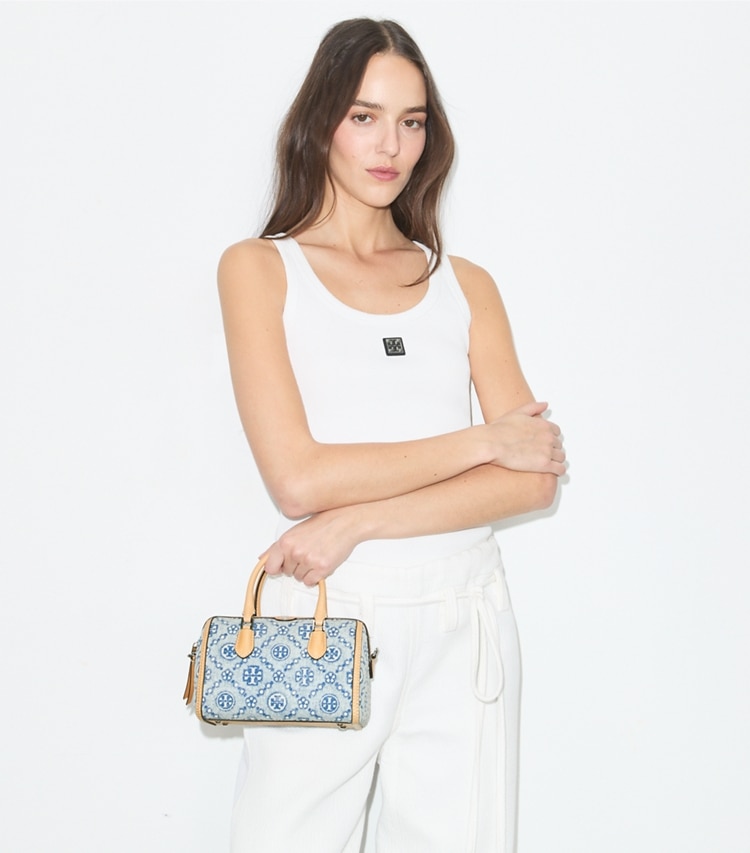 Tory Burch designer クロスボディバッグ Tモノグラム デニム プチバレルバッグ in Powder Blue accessory on model