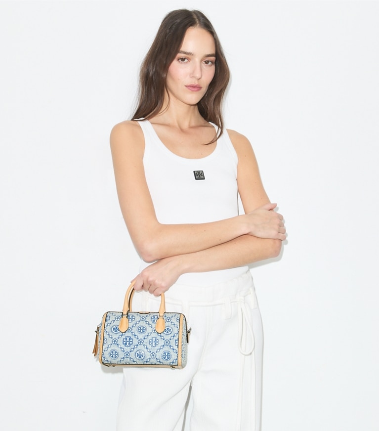 Tory Burch designer クロスボディバッグ Tモノグラム デニム プチバレルバッグ in Powder Blue accessory on model