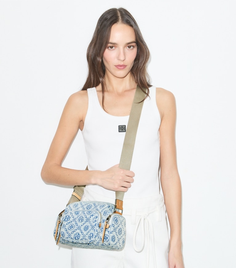 Tory Burch designer クロスボディバッグ Tモノグラム デニム ポケット クロスボディバッグ in Powder Blue accessory on model