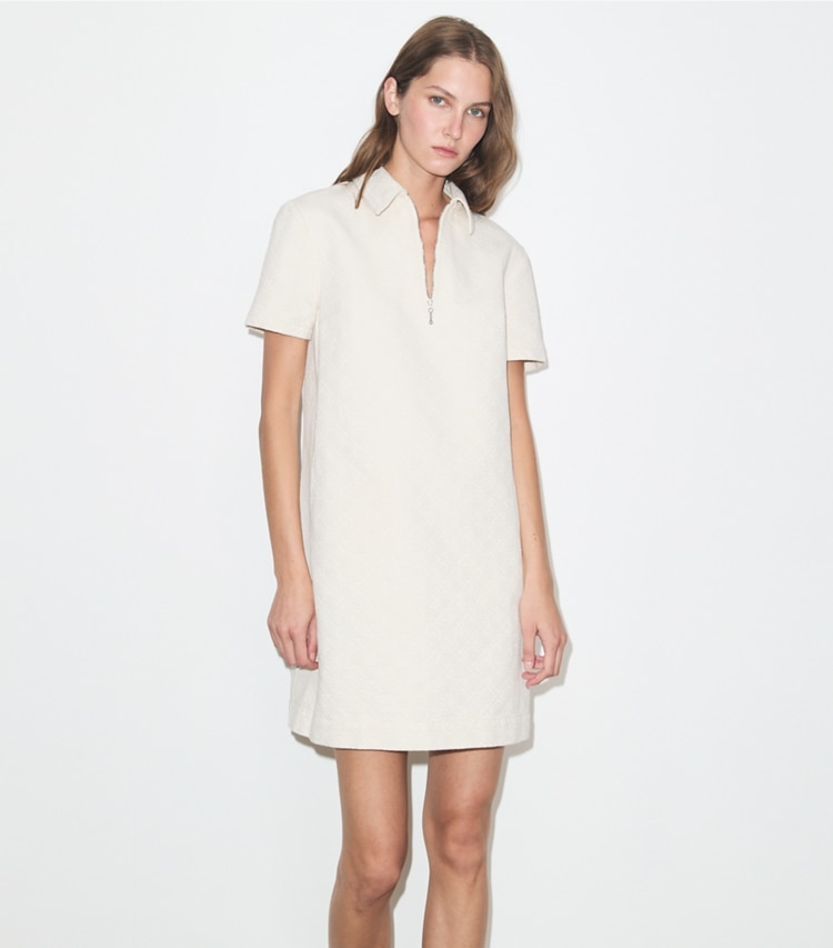 Tory Burch designer ワンピース Tモノグラム デニム ポロドレス in White / Ivory T Monogram on model detail