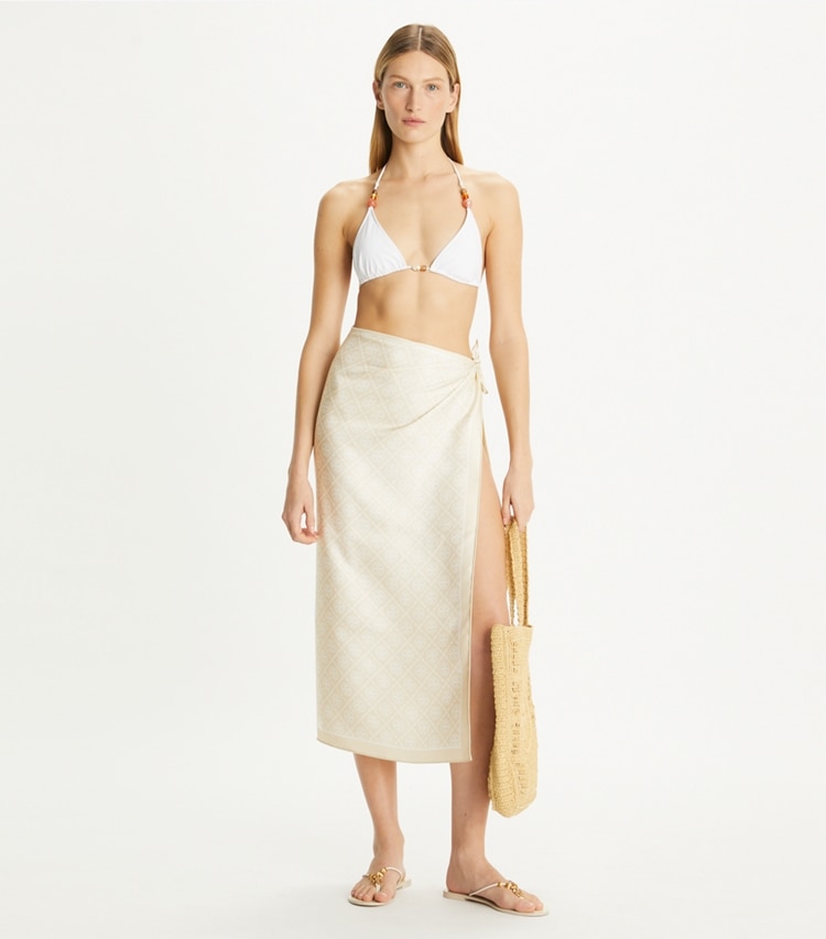 Tory Burch designer スカーフ Tモノグラム ダブルサイド シルク スクエアスカーフ in Camel / Ivory accessory on model