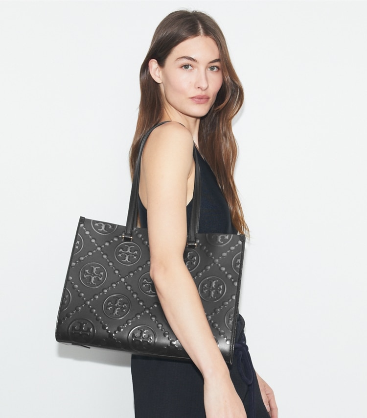 Tory Burch designer トートバッグ Tモノグラム エンボス トートバッグ in Black/Black accessory on model