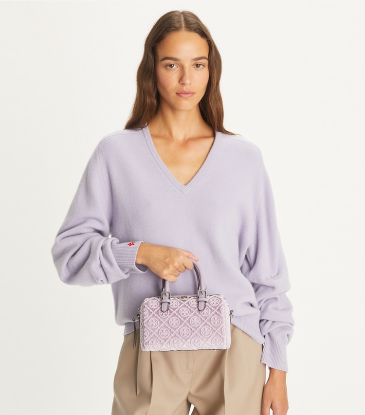 Tory Burch designer クロスボディバッグ Tモノグラム フィルクーペ ミニバレルバッグ in Lilac additional on model