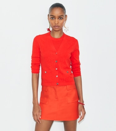 Tory Burch designer セーター Tモノグラム ジャガード カーディガン in Blazing Red on model detail