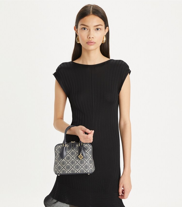 Tory Burch designer クロスボディバッグ Tモノグラム スウィング ミニバッグ in Tory Navy accessory on model