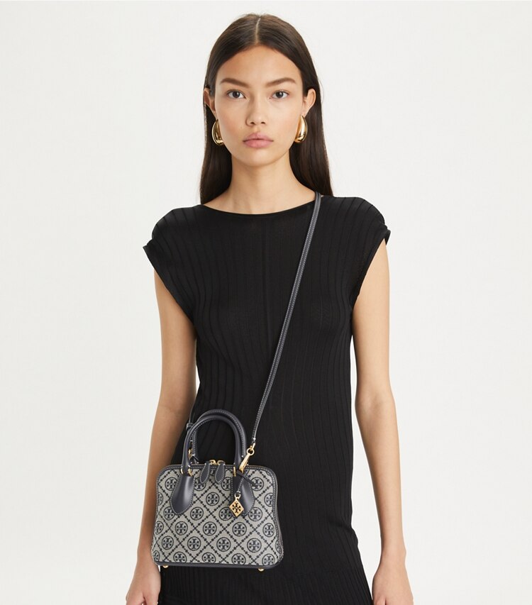 Tory Burch designer クロスボディバッグ Tモノグラム スウィング ミニバッグ in Tory Navy additional on model