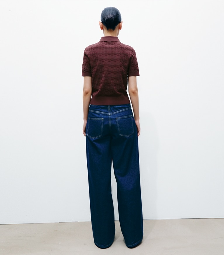 Tory Burch designer セーター Tモノグラム ジャガード ポロシャツ in Mahogany on model back