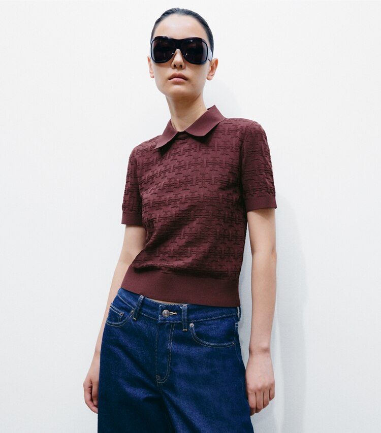 Tory Burch designer セーター Tモノグラム ジャガード ポロシャツ in Mahogany on model detail