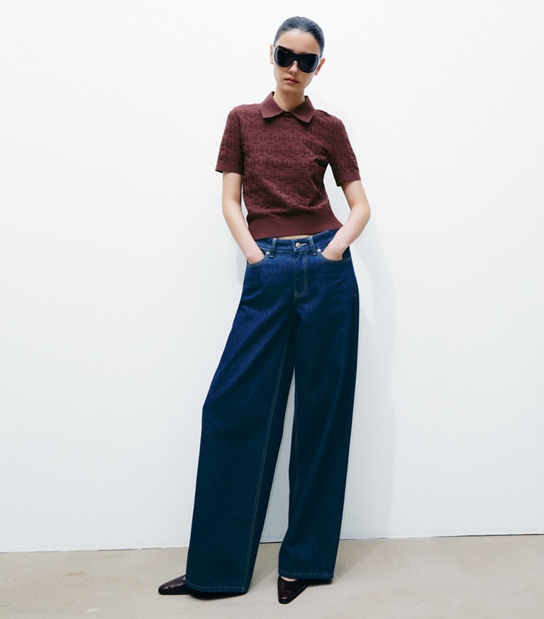 Tory Burch designer セーター Tモノグラム ジャガード ポロシャツ in Mahogany モデル前面