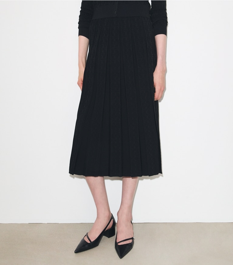 Tory Burch designer ボトムス Tモノグラム ジャガード スカート in BLACK on model detail